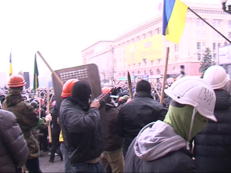 Рогатка в руках у евромайдановца. Скриншот видео МГ Объектив