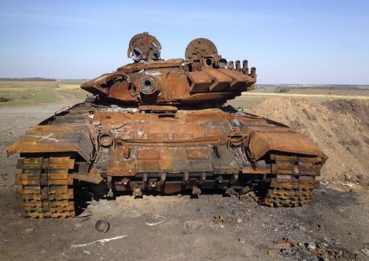 Разрушенный танк Е-72, предположительно прибывший из России, стоит на поле боя возле контролируемого сепаратистами Старобешевого, Восточная Украина, 2 октября 2014