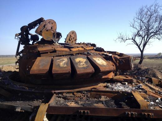 Разрушенный танк, предположительно приехавший из России, стоит возле Старобешевого (с) Мария Цветкова