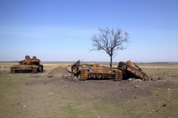 Два разрушенных танка Т-72, предположительно прибывшие из России, стоят на поле боя возле Старобешевого (с) Мария Цветкова