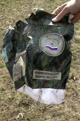 Ярлык "Армия России" маркирует пачку сухпайка, найденную возле Старобешево (с) Мария Цветкова