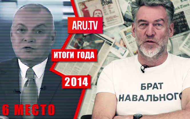 Одну из передач на новом эстонском телеканале ведет российский журналист и блогер Артемий Троицкий (на фото - справа)