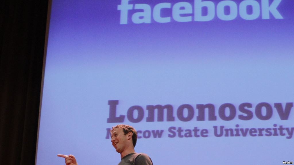 Глава компании Facebook Inc. Марк Цукерберг выступает перед студентами МГУ. Москва, Россия. 2 октября 2012 г.
