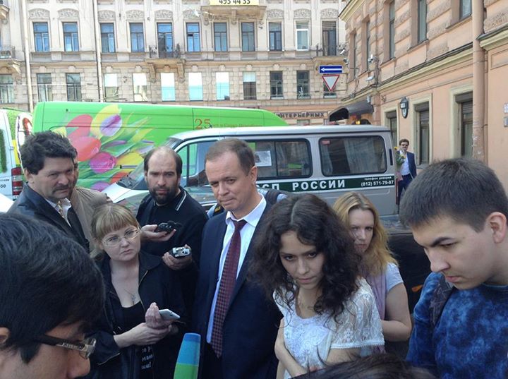 Lyudmyla Savchuk and her lawyers after the court hearing on June 23, 2015. Image by Ivan Pavlov on Facebook.