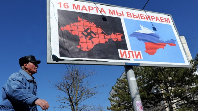 Плакат в Севастополе. 13 марта 2014. Фото: AFP