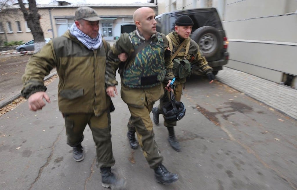  Graham Phillips (center) escorted by Russia's DNR soldiers after being wounded in Ukraine on Nov 24th 2014