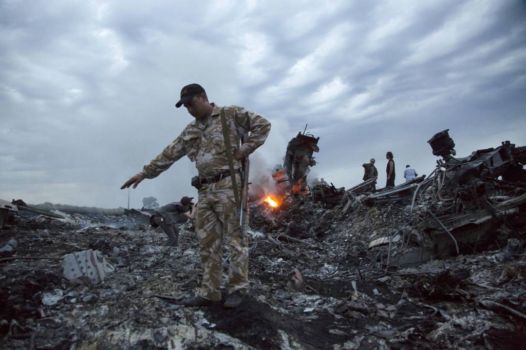 People walked among the crash debris on July 17, 2014, near the village of Grabovo, Ukraine. Photo: Associated Press