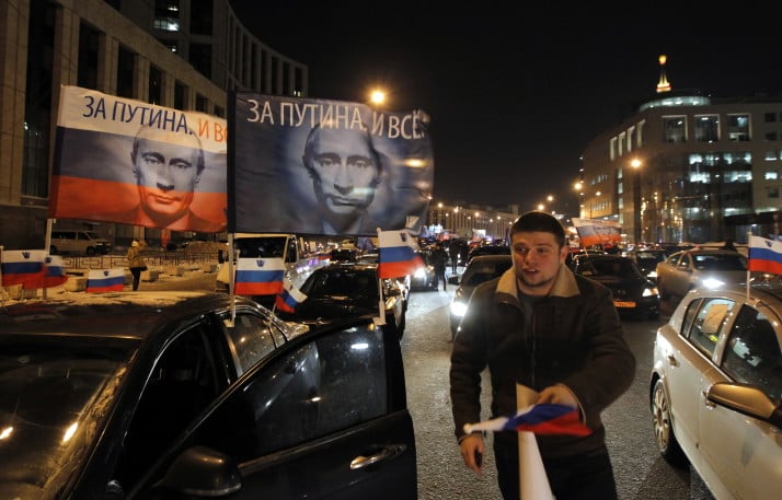 epa03112208 Activists of pro-Russian President Vladimir Putin's movement decorate their own cars with flags and portraits of Russian Prime Minister and presidential candidate Vladimir Putin during a propaganda car convoy action in Moscow, Russia, 18 February 2012. Russian presidential elections are scheduled on 04 March.  EPA/YURI KOCHETKOV