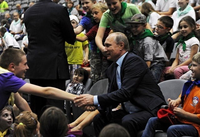 Love You. Love You Not. Photographer: MIKHAIL KLIMENTYEV/AFP/Getty Images 