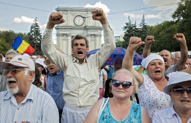  © AP Photo/Vitalie Plotnic 