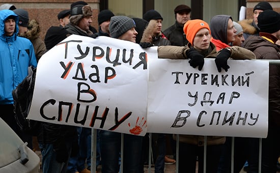 2745891 25.11.2015 Участники акции протеста против действий Военно-воздушных сил Турции, проходящей у здания посольства Турции в Москве. Александр Вильф/РИА Новости