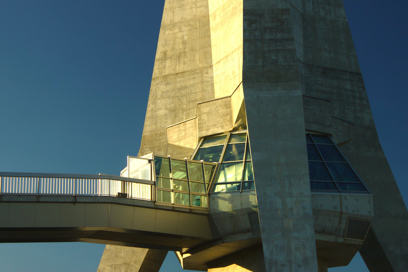 The Avala broadcasting tower, which overlooks Belgrade (Photo: Aktron/Wikimedia Commons)