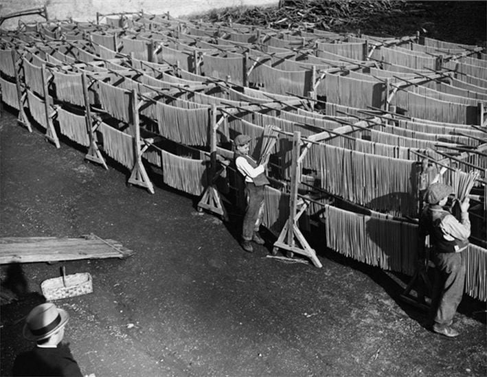 Сушка свежей лапши на фабрике. Италия, 50-е годы