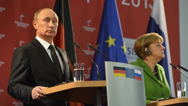 © Odd Andersen, AFP | Russian President Vladimir Putin (left) and Germany's Angela Merkel give a joint press conference in Hanover on April 8, 2013 