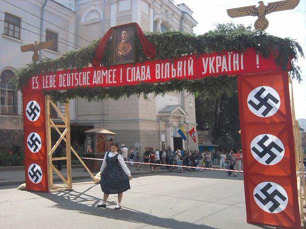 Het bijschrift van de foto luidt: "Niets bijzonder, gewoon een festival in Lviv, Oekraïne." 