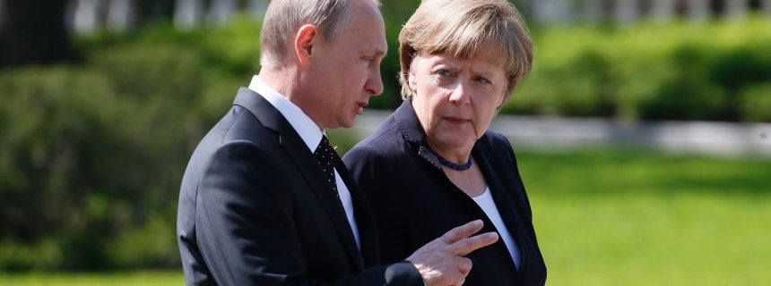 epa04741424 German Chancellor Angela Merkel (R) and Russian President Vladimir Putin (L) meet for a wreath-laying ceremony at the Tomb of the Unknown Soldier in Moscow, Russia, 10 May 2015. Russia continues to celebrate the 70th anniversary of the victory of the Soviet Union and its Allies over Nazi Germany in WWII, with Angela Merkel arriving in Moscow to commemorate the victims of the war, even as other world leaders chose to stay away for the massive victory parade 09 May. EPA/SERGEI CHIRIKOV +++(c) dpa - Bildfunk+++