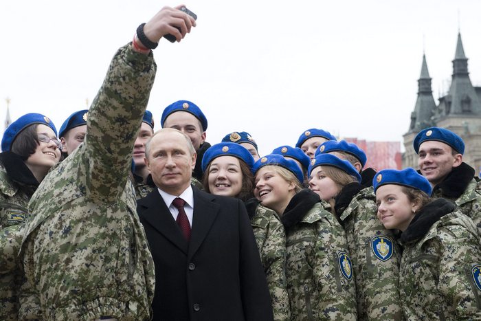 Руски кадети си правят селфи с Путин на Червения площад. Снимка БГНЕС