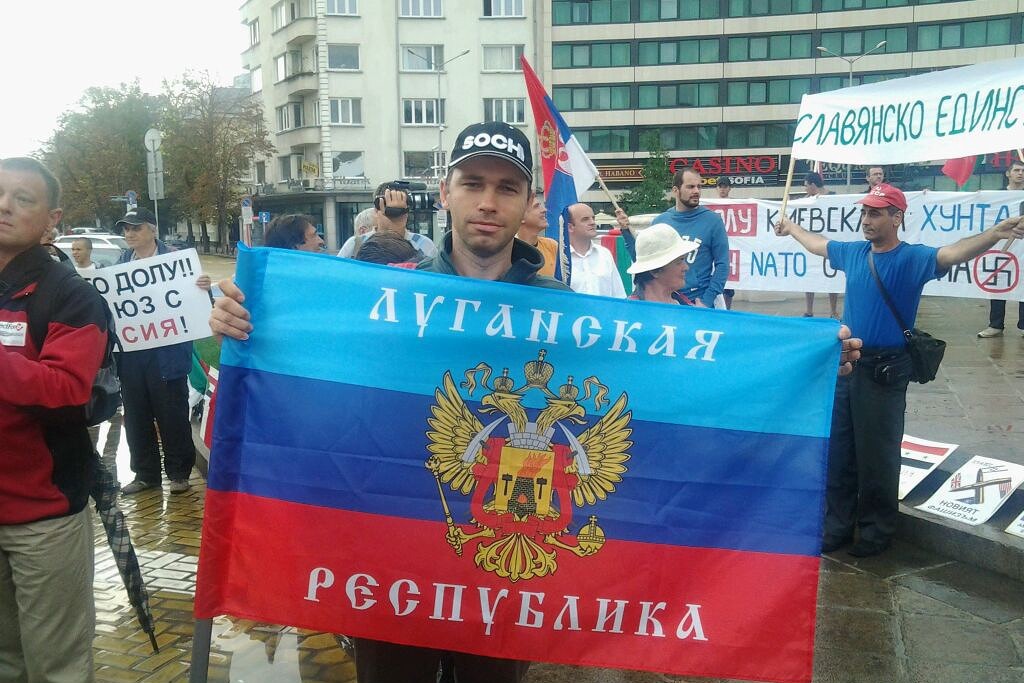 Дмитрий Петков участва в демонстрация в подкрепа на сепаратистите пред парламента. Той носи флаг на Луганската народна република./"Клуб Z"