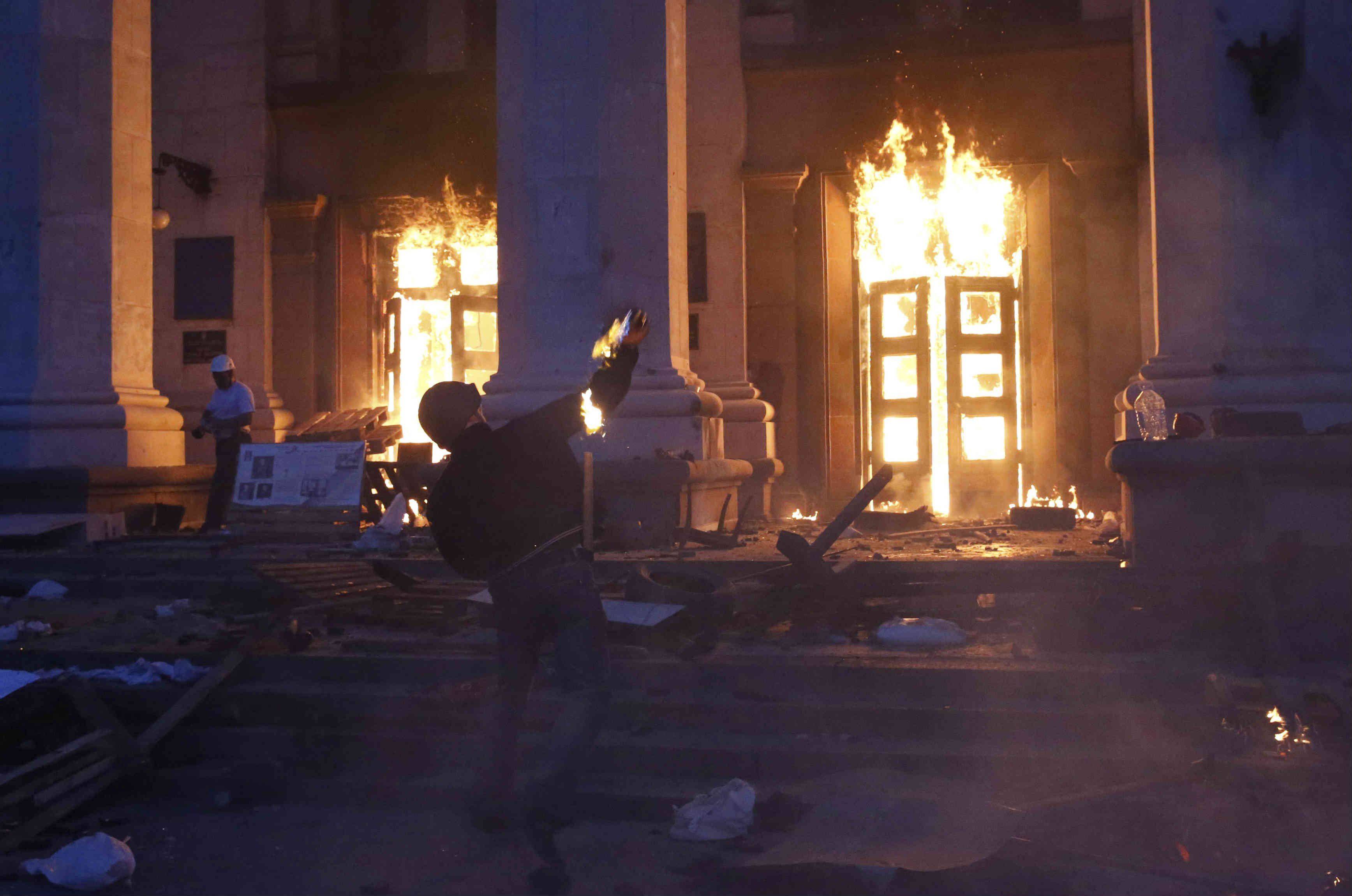 A protester throws a petrol bomb at the trade union building in Odesa May 2, 2014. REUTERS/Yevgeny Volokin