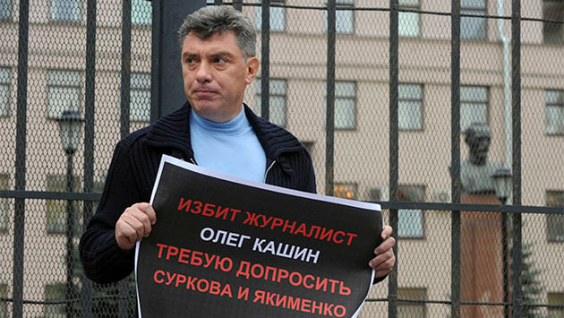 El opositor Boris Nemtsov sostiene un cartel frente a la sede de la policía de Moscú. DMITRI KOSTYUKOV / AFP / GETTY