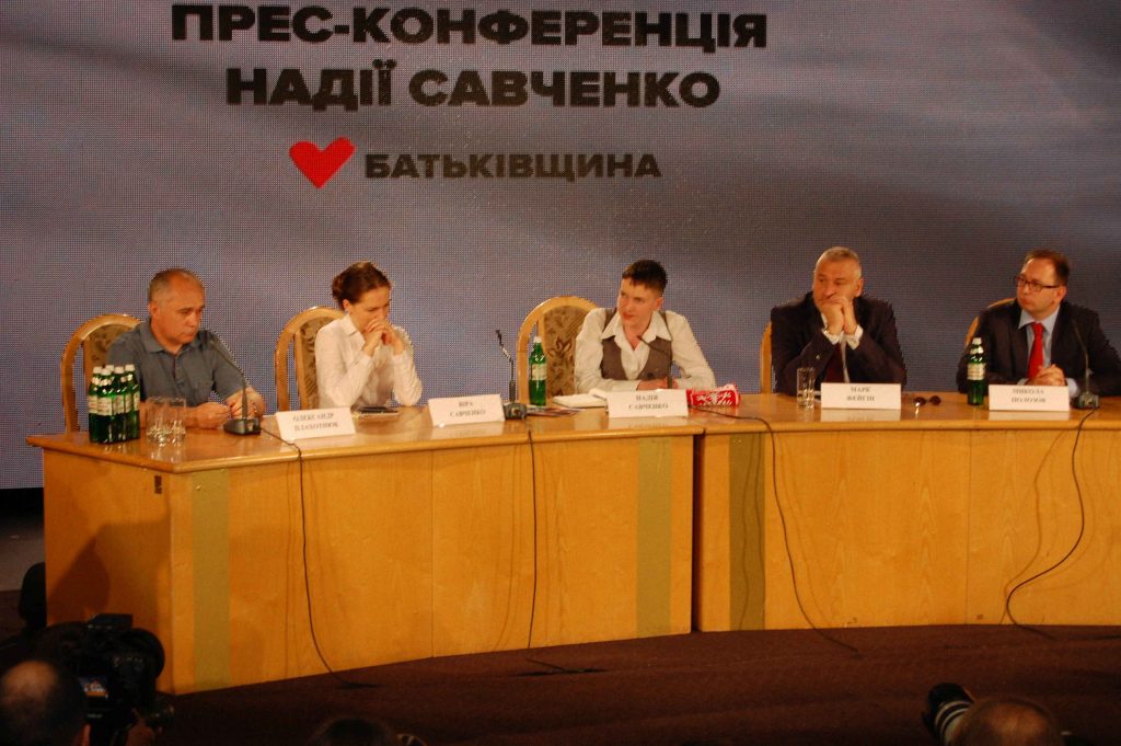 Conferenza Nadia Savchenko, alla sua destra la sorella Vira