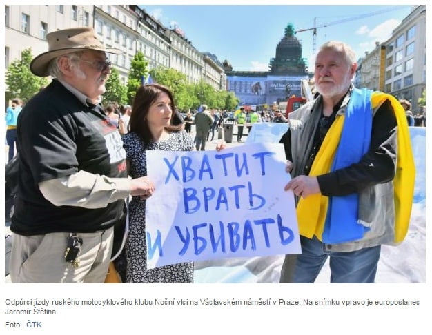 Скриншот на сайта rozhlas.cz. Надписът под снимката обяснява, че чешкия евродепутат Яромир Щетина е мъжът вдясно.