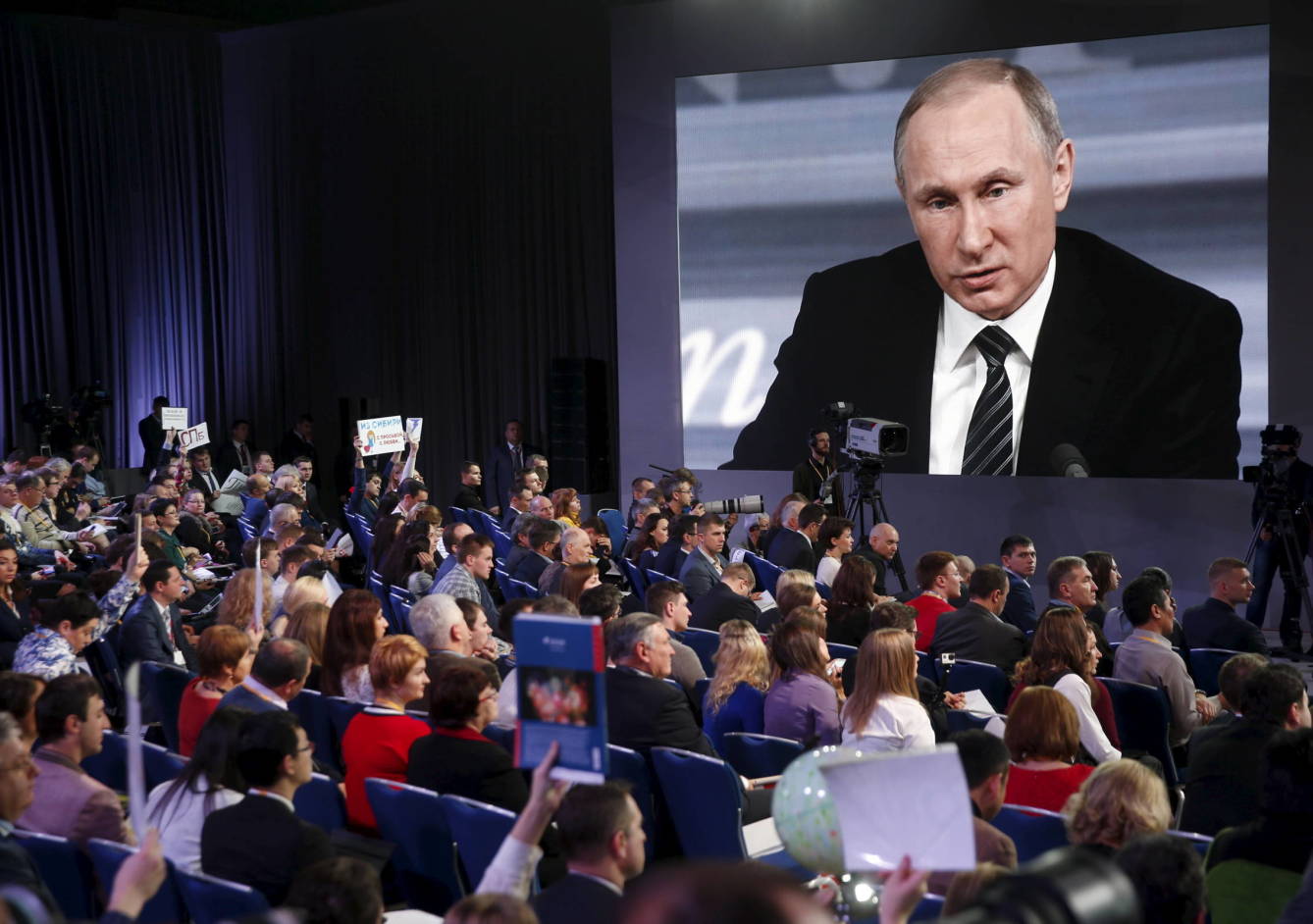 Periodistas escuchan a Vladimir Putin durante una rueda de prensa en Moscú, el 17 de diciembre de 2015 (Reuters) 
