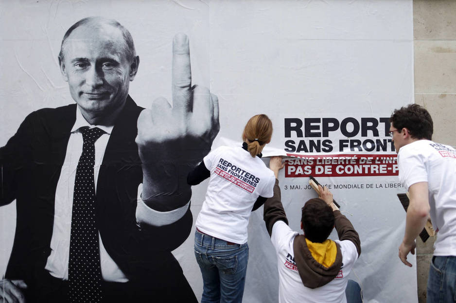 Activistas de Reporteros Sin Fronteras colocan un póster crítico con Putin en el Día de la Libertad de Prensa, en París (Reuters)
