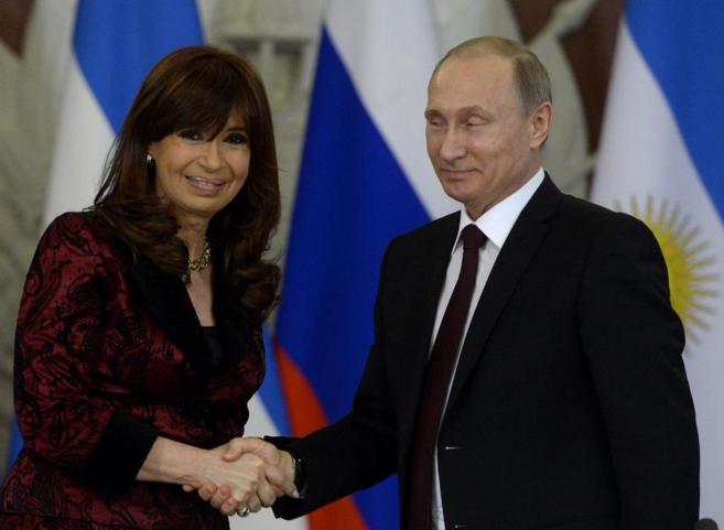 El presidente ruso, Vladimir Puti, junto a expresidenta argentina, Cristina Fernández de Kirchner, en Moscú  en abril de 2015 | AFP