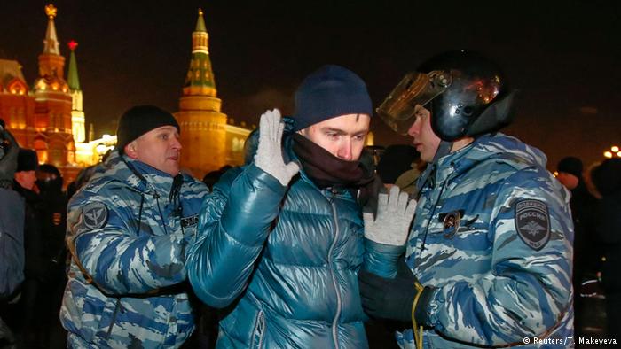 Руски полицаи задържат привърженик на блогъра Алексей Навални по време на демонстрация близо до Кремъл