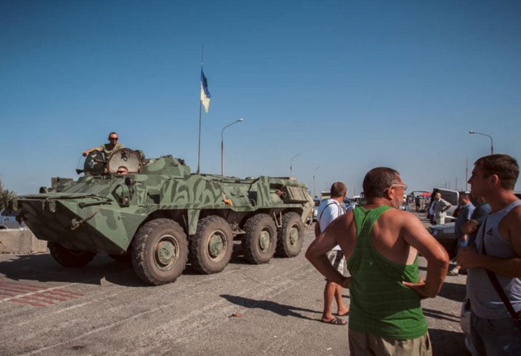 Украинский БТР с военни на административната граница с Крым. Снимка: Крым. Реалии