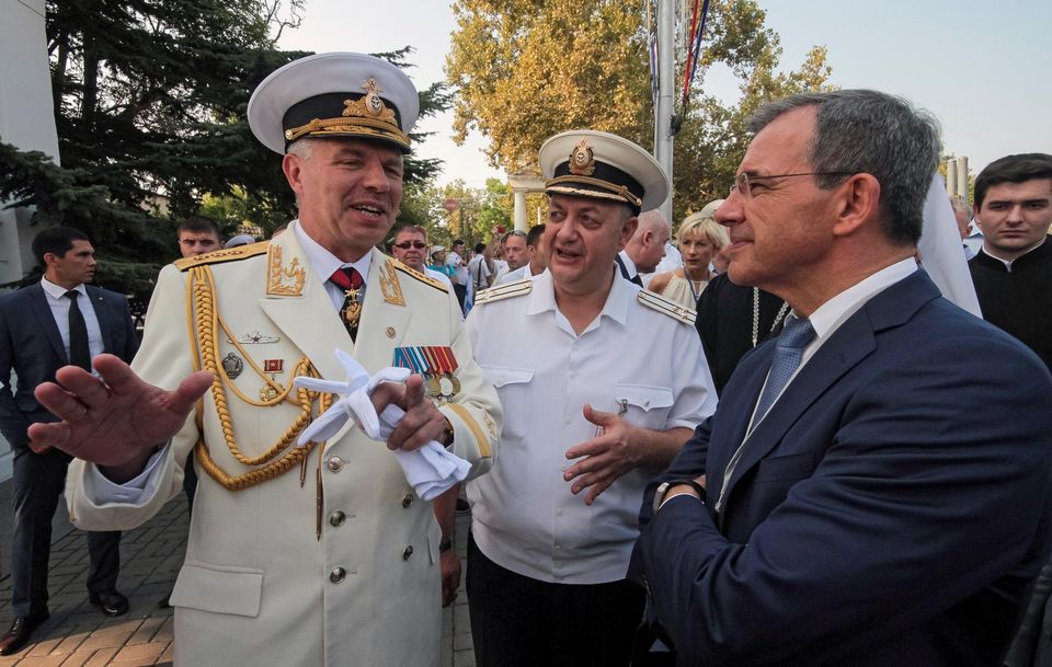 Thierry Mariani et le commandant de la flotte russe en Mer noire à Sébastopol le 31 juillet. Photo Pavel Rebrov. Reuters (LIBERATION)