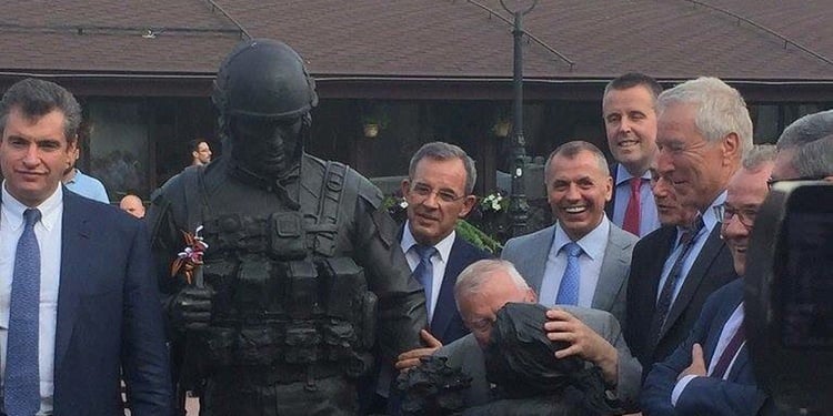 Les élus Français posent à côté du monument érigé en l'honneur des forces spéciales de Russie qui ont conduit l'annexion. Aux côtés du soldat, le sculpteur a représenté une petite fille et le député Jacques Myard s'amuse à l'embrasser.