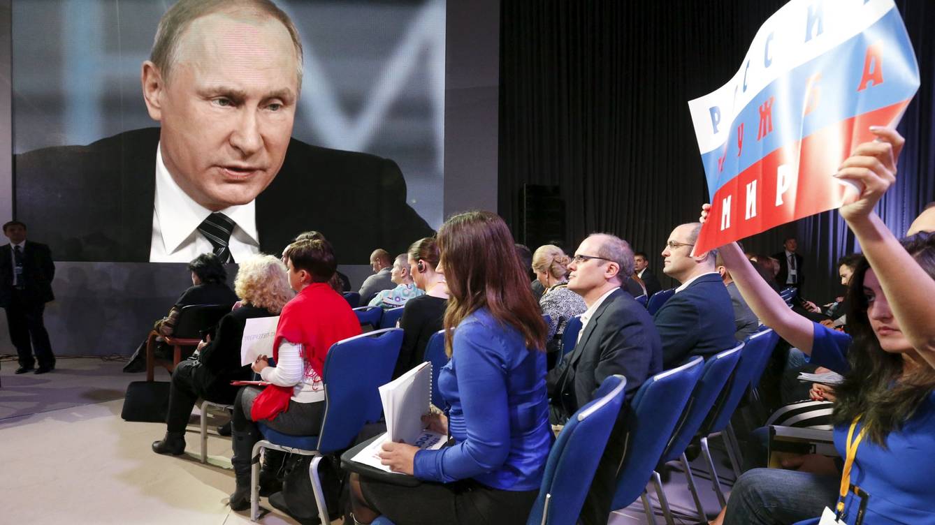 Una periodista pide turno para preguntar al Presidente Putin durante su conferencia anual, en diciembre de 2015 | REUTERS