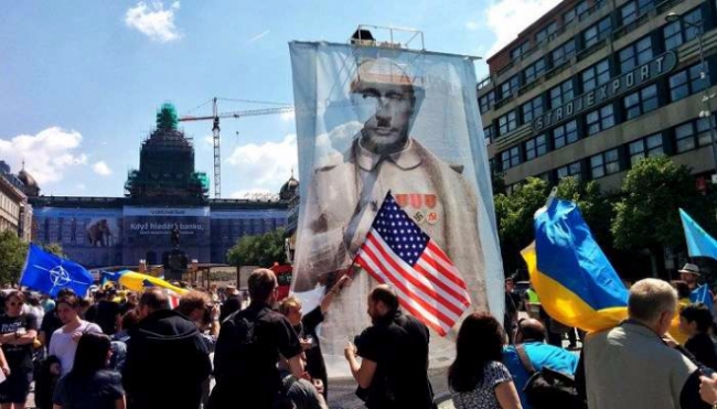 El protesta en Praga en mayo de 2016 contra los bikers rusos. Foto vía Ukrinform