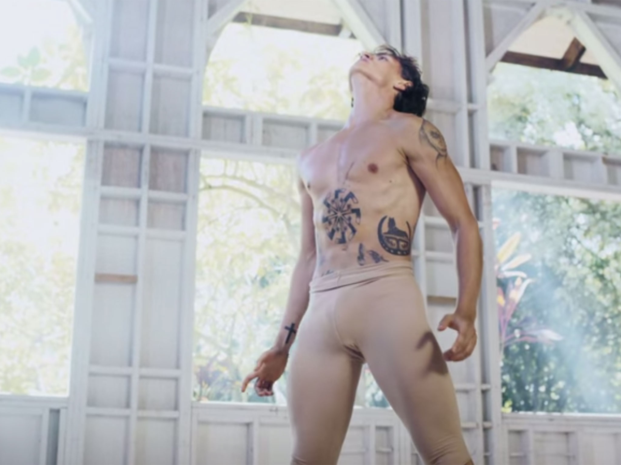 Captura de pantalla del vídeo con Sergey Polunin, bailando con la música "Take me to church" 