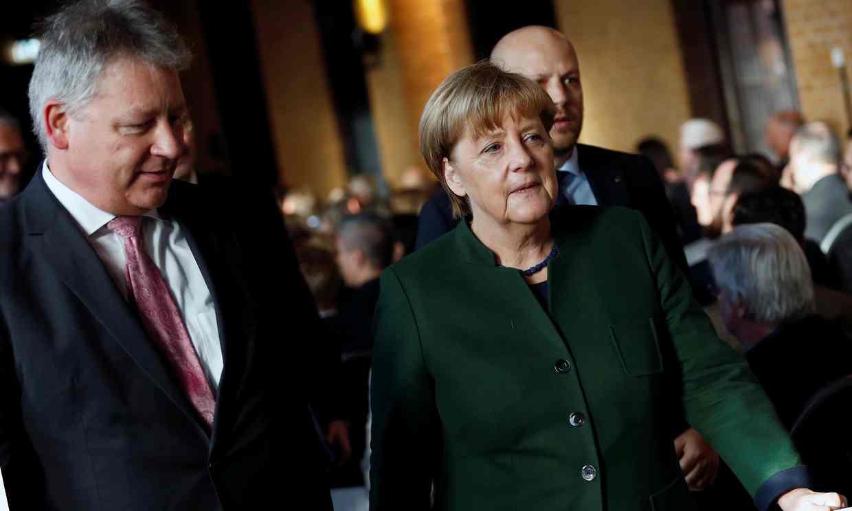 Bruno Kahl y Angela Merkel advertieron sobre los ciberataques en las elecciones de Alemania en 2017. Hannibal Hanschke/Pool Foto via AP