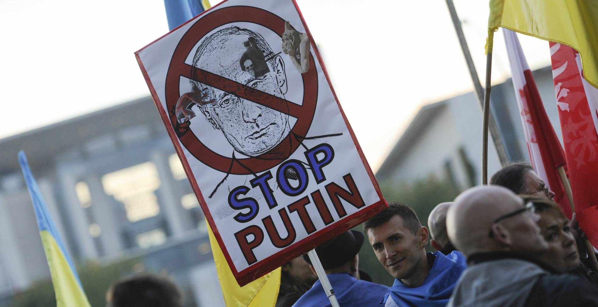 Protestas contra Putin frente a la cancillería en Berlín. Foto vía STEFFI LOOS (AFP)