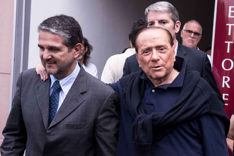 valentino-valentini-e-berlusconi-all-uscita-del-san-raffaele