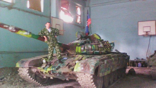 Donetsk Tank russo in una scuola