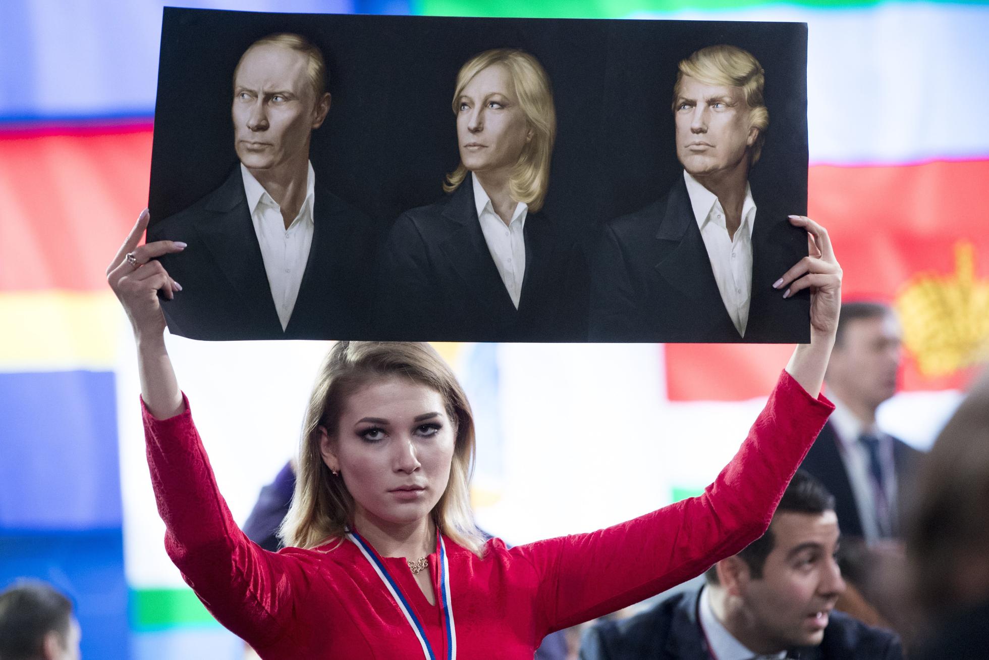 In Moskau wirbt eine rechtsnationale Aktivistin für Putin, Le Pen und Trump. (Bild: Pavel Golovkin / AP)