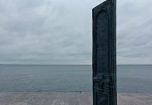 Niedorzeczna propozycja Merkel i Macrona