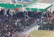 Tłum migrantów na zamkniętym przejściu w Kuźnicy