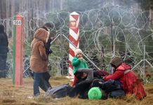 Фейк программы «Время»: беженцам на белорусско-польской границе помогает только Минск