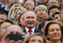 Россия: полицейских заставляют конспектировать речи Путина