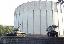 Минобороны РФ выдало экспозицию советских вооружений в историческом музее Днепра за размещенную возле школы артиллерию и бронетехнику ВСУ