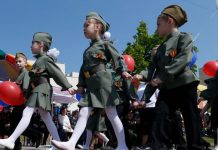 «За Родину-мать не страшно умирать». О чем хотят рассказывать в российских школах