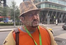 Readovka показала интервью с «простым москвичом, который хочет воевать». У него на шее — ленточка сотрудника RT