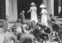 Na antenie stacji Rosja 1 film z 1899 r. został przedstawiony jako wideo z Elżbietą II, w którym rzuca jedzenie afrykańskim dzieciom