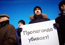 «Вымазать учителей во всем этом». Российских педагогов заставляют оправдывать войну